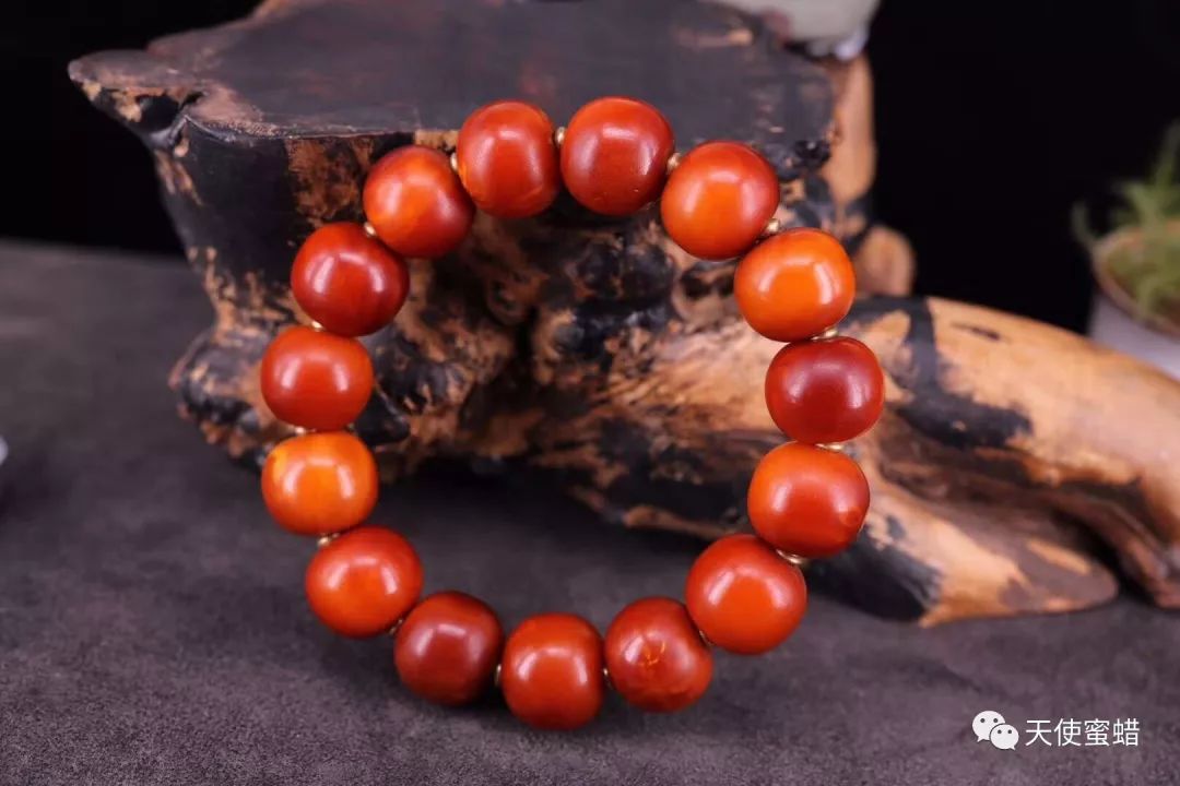 蜜蜡会变色吗_蜜蜡变色好还是不好_蜜蜡变色过程图片