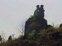 贵州大山发现奇石，像一对情侣相依，当地人结婚前都去这里